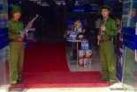 Trần Anh lại gây “sốc”: Nhân viên mặc quân phục, bồng súng ở cửa siêu thị