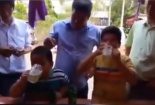 Clip: Hai bé 7 tuổi Việt Nam thi uống bia lên báo nước ngoài