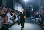 Hồ Ngọc Hà thích thú ngắm hai quý tử nhà Hoa hậu Hà Kiều Anh chất lừ đi catwalk