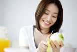 Nguy hiểm chết người khi không rửa hoa quả trước khi gọt
