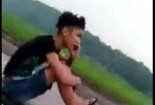 Sốc: Thanh niên lái xe máy bằng chân, tay cầm điện thoại gọi khoe mẹ