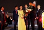 Ông Obama nhận hoa từ nữ sinh Việt Nam