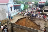 ‘Hố tử thần’ khổng lồ sâu 10m 'nuốt chửng' cả ruộng mía ở Thanh Hóa