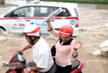 Clip: Xe máy bị sóng đánh ngã dúi dụi trong biển nước ở Thủ đô