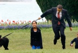 Những hình ảnh vô cùng ấm áp của ông Obama và 2 con gái