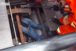 Clip: Hãi hùng thang cuốn nuốt chửng thợ bảo trì