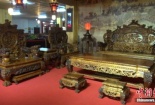Choáng với bộ bàn ghế gỗ cẩm lai vàng giá gần 700 tỉ đồng không ai dám mua