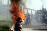 Xe máy hóa đài lửa, cô gái la hét kêu cứu lạc giọng