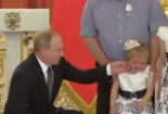 Clip: Tổng thống Putin bối rối, vụng về dỗ dành bé gái khóc nhè