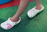 3 lý do bạn nên tẩy chay dép Crocs ‘thần thánh’ luôn và ngay