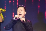 Hát tại Hoa hậu Việt Nam 2016, ca sỹ Tuấn Hưng làm gì với 2 cái mic?