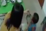 Dân mạng dậy sóng trước clip cô giáo mầm non tát vào mặt trẻ khi cho ăn