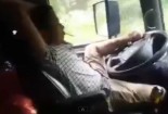 Giật mình tài xế 'ung dung' ngả người hút thuốc, lái xe bằng 1 chân