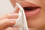 Chuyên gia: Vi khuẩn 'rình rập' khi dùng giấy vệ sinh lau miệng