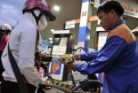Doanh nghiệp dự đoán giá xăng ngày mai giảm tối đa 300đ/lít