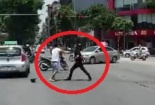 Va chạm giao thông, tài xế taxi lấy hung khí đòi 'xử' người đi xe máy