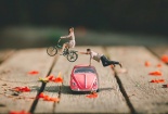 Bộ ảnh cưới biến cô dâu chú rể thành người tí hon khiến dân mạng thích thú