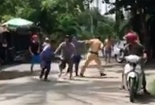 Kiểm tra giấy tờ trúng 'ma men', CSGT bị quây đánh túi bụi