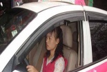 Nữ tài xế taxi bỏ chạy thục mạng vì bị khách sàm sỡ