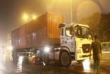 Tai nạn giao thông ngày 29/9: Mẹ khóc ngất thấy con trai bị container cán chết