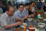 Clip: Thủ tướng Nguyễn Xuân Phúc và PTT Vũ Đức Đam ăn phở, uống cà phê bình dân