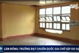 Trường học đạt chuẩn quốc gia chờ sập, có thể dùng tay bóc từng mảng tường