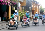 Đẹp bình yên những vòng quay xích lô phố cổ Hội An