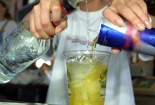Rượu pha nước tăng lực có nguy cơ hại não ngang ma túy