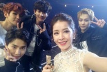 Chi Pu 'selfie' với EXO khiến fan ghen tỵ 