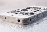 Đánh rơi điện thoại iPhone xuống hồ nước, 1 năm sau vớt lên vẫn... chạy tốt