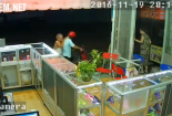 Clip ông chủ cửa hàng 70 tuổi quật ngã tên cướp điện thoại
