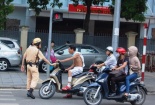 Giả danh cảnh sát giao thông, chặn người đi đường để cướp xe máy