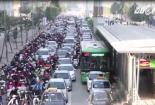 'Ma trận' xe máy bủa vây xe buýt nhanh BRT