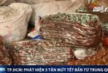 Kinh hãi cảnh 5 tấn mứt Tết Trung Quốc đầy ruồi nhặng, nhung nhúc bọ ở TP.HCM
