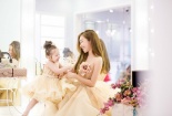 Vẻ đẹp ngọt lịm của Elly Trần và con gái khi diện váy đôi
