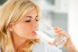 Uống nước ngay sau khi ngủ dậy: Tốt hay xấu?