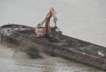 Điều chuyển công tác 3 CSGT để tàu khủng xả thải xuống sông Hồng