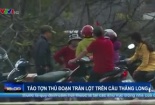 Clip: Lưu manh trắng trợn trấn lột người đi đường trên cầu Thăng Long