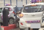 Tài xế Taxi Vic 'lấy' điện thoại khách, giấu tuýp sắt trong xe