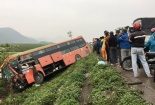 'Khiếp vía' nhìn xe khách gần 30 người lao thẳng xuống ruộng