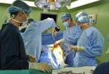 Việt Nam lần đầu dùng robot thay khớp gối, sau mổ đi lại được ngay