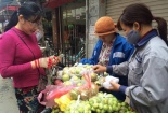 Cóc bao tử, mơ xanh đầu mùa đắt hàng ở thị trường Hà Nội