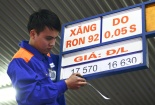 Giá xăng 'giảm nhiệt' từ 15h chiều nay