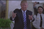 Clip: Tổng thống Donald Trump khiến du khách thăm Nhà Trắng kinh ngạc tột độ