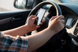 Dùng điện thoại di động khi điều khiển ô tô đang chạy bị phạt bao nhiêu?