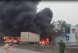 Clip: Xe khách giường nằm và container cháy ngùn ngụt sau va chạm