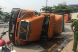 Tai nạn giao thông ngày 11/4: Xe container lật đè nát ô tô 4 chỗ, 2 người tử vong