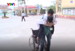 Bộ trưởng gửi thư khen học sinh 8 năm cõng bạn bị xương thủy tinh đến trường