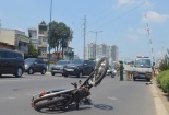 Tai nạn giao thông ngày 22/4: Ô tô tông xe máy văng xa 100m, 1 thanh niên nguy kịch
