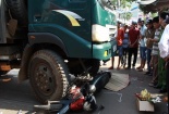Tai nạn giao thông ngày 28/4: Vợ khóc ngất bên thi thể chồng dưới gầm xe ben